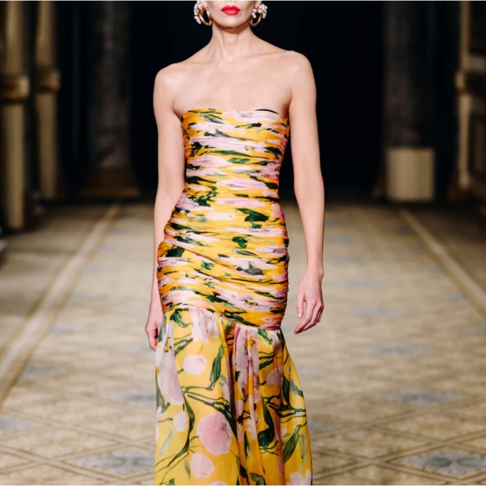 CAROLINA HERRERA
STRAPLESS GATHERED BODICE MIDI DRESS IN YELLOW FLORAL